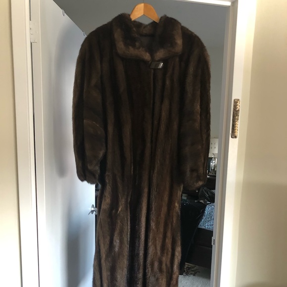 Beautiful Alfred Sung mink coat for sale in mint condition. Size 10-12 - Picture 2 of 15